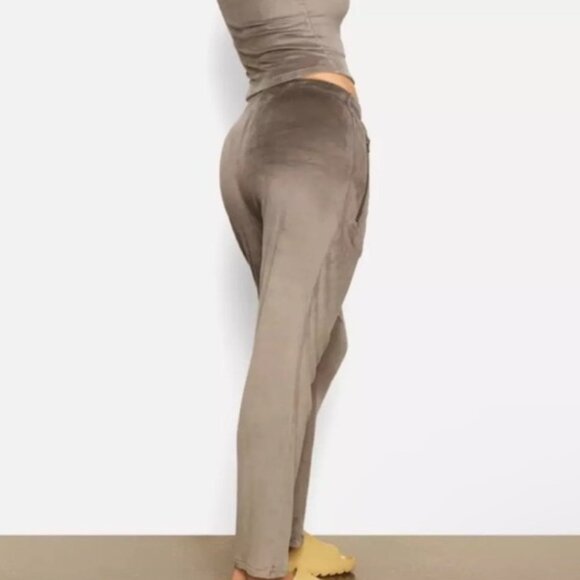 Skims Velour Track Pants - Picture 9 of 11